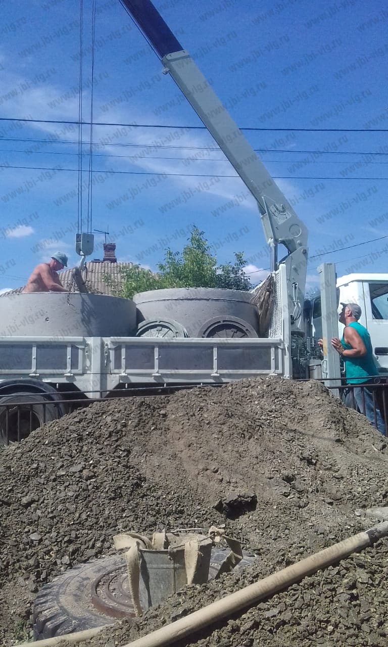 Манипулятор снимает кольца с борта рядом с ямой